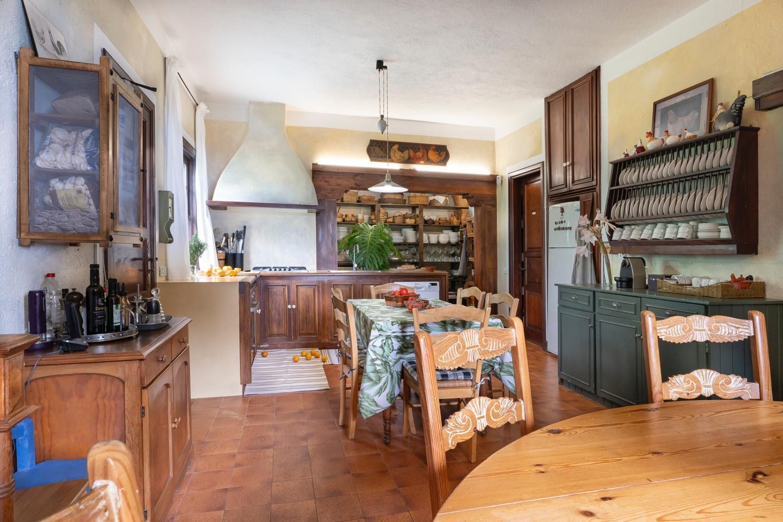 la-casa-de-la-orilla-fachada-tegueste-tenerife-cocina-03